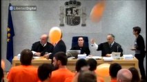 Los acusados de Segi lanzan globos naranjas al inicio del juicio