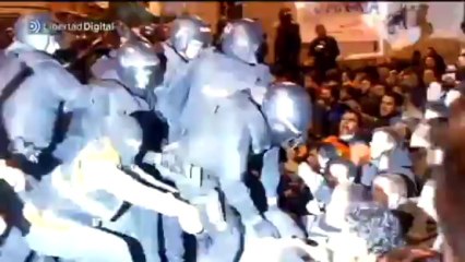 La Policía detiene a un miembro de Segi ante la resistencia de unos 200 proetarras