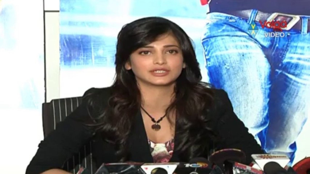 Shruti Haasan Talking At Ramaiya Vastavaiya Sucess Meet | 2013 | HD