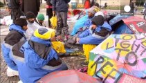 Des demandeurs d'asile en grève de la faim devant la...