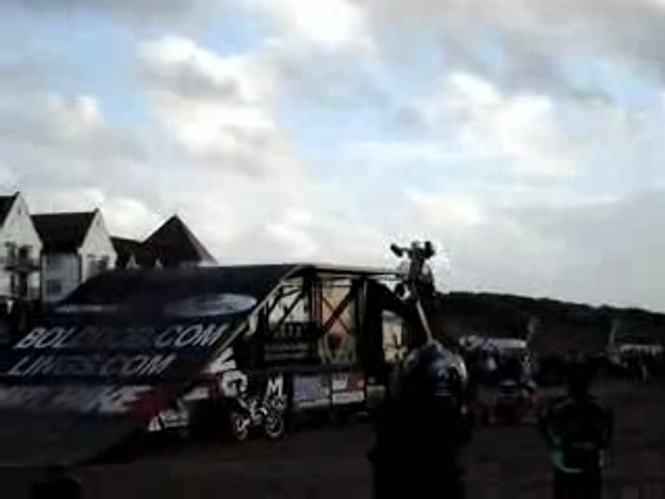 Le quad lui retombe dessus !!