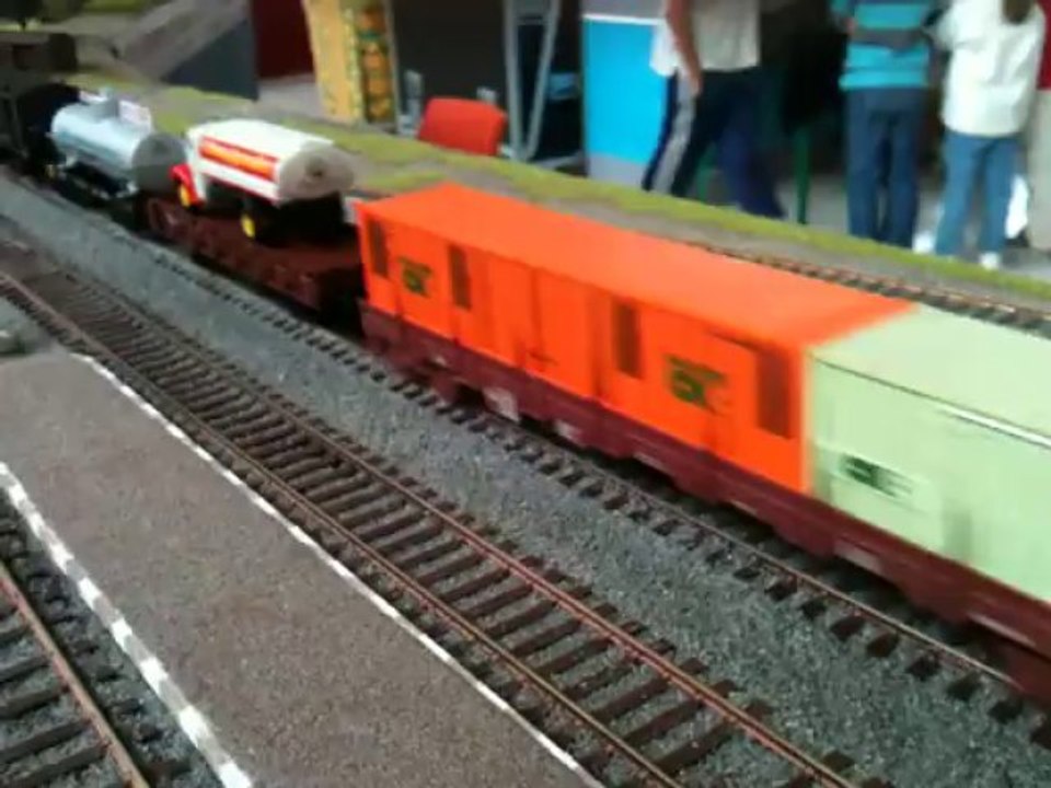 Passage d'un messagerie RA tracté par une  BB66000 Jouef DCC