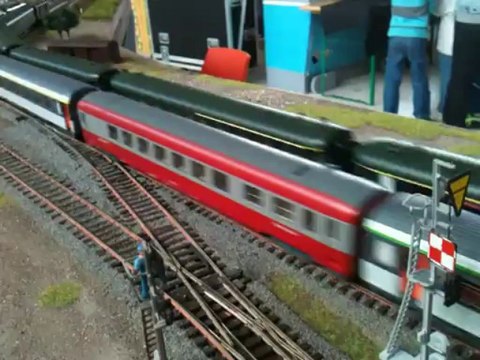 Croisement de deux trains de voyageurs tractés par des A1A A1A 68000 Roco Dcc Sound