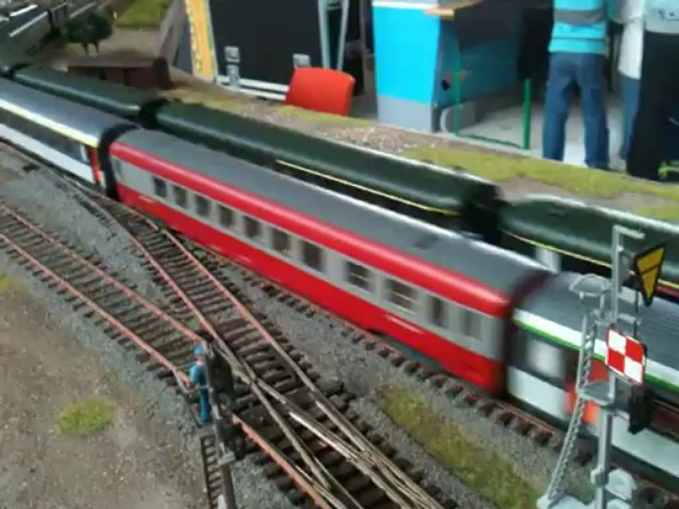 Croisement de deux trains de voyageurs tractés par des A1A A1A 68000 Roco Dcc Sound