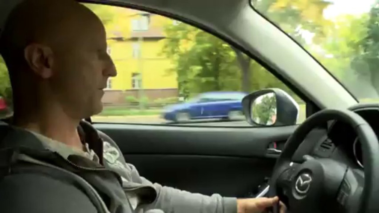 Mann kauft Kraft, Frau drückt die Knöpfe