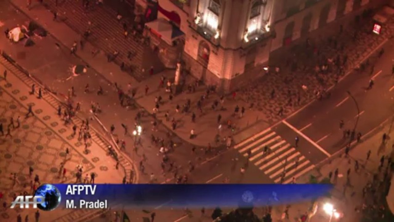 Brésil : affrontements entre police et manifestants vus d'un hélicoptère