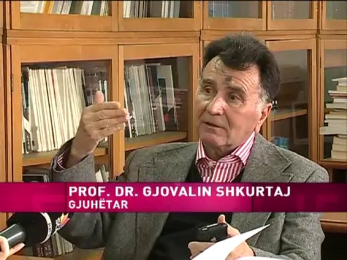⁣GJOVALIN SHKURTAJ : “SI TE SHKRUAJME SHQIP”
