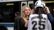 Cara Delevingne se pone ropa de futbol americano para DKNY