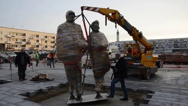 Arrivée insolite de la statue Gaulle-Vendroux à Calais