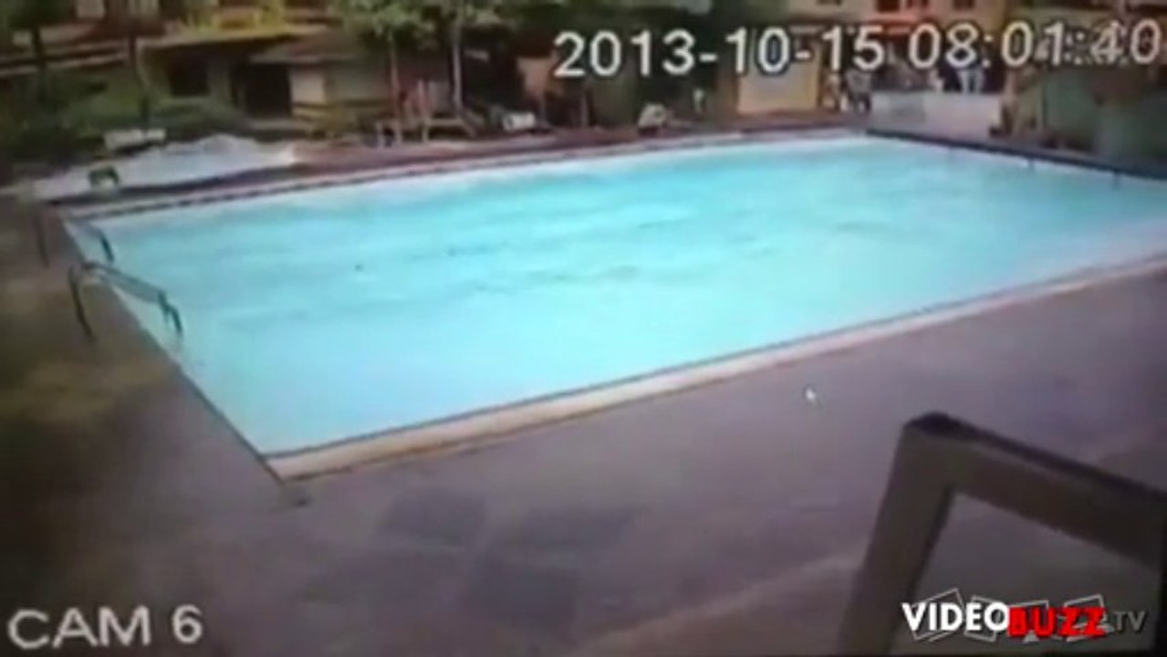 Un mini-tsunami dans une piscine !