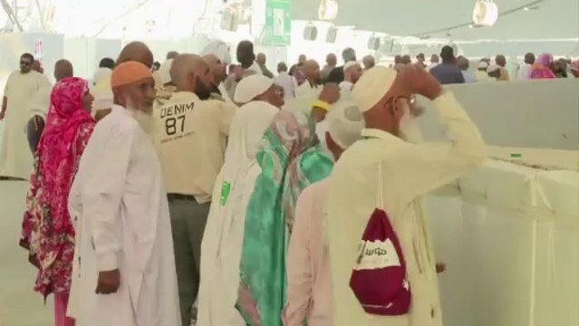 الحجاج يواصلون رمي الجمرات في أول ايام التشريق