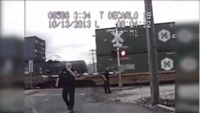 Une voiture se fait percuter par 2 trains pendant une tentative d'évasion.