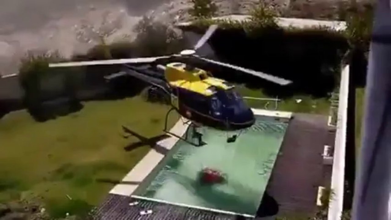 Un hélicoptère se sert de l'eau d'une piscine privée pour éteindre un incendie