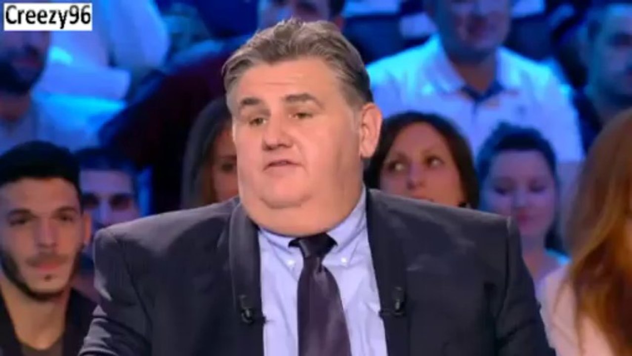 Ezequiel Lavezzi fait tomber un caméraman