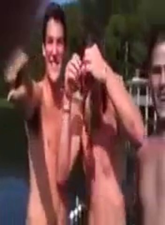 Un mec pêche un poisson avec ses cheveux