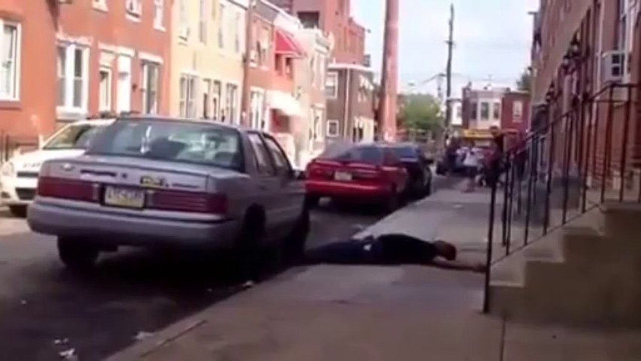 Un mec se met KO en tapant une voiture