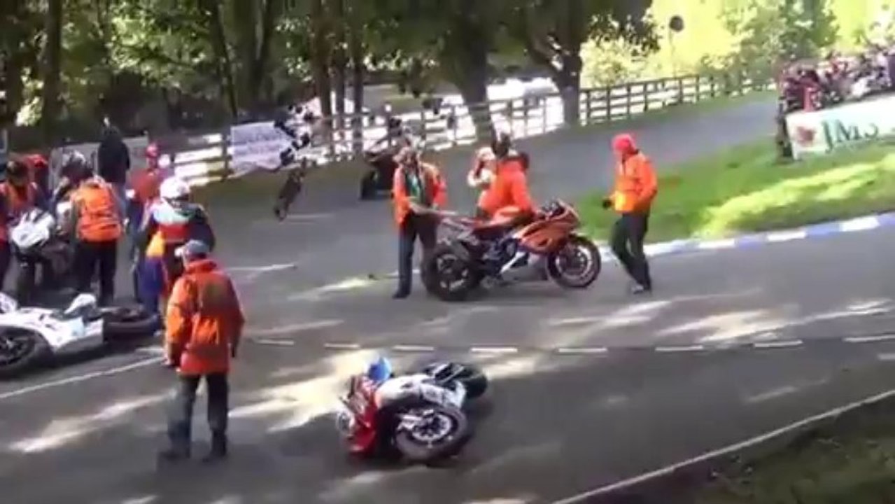 Un motard fait tomber 7 de ses concurrents dans un virage