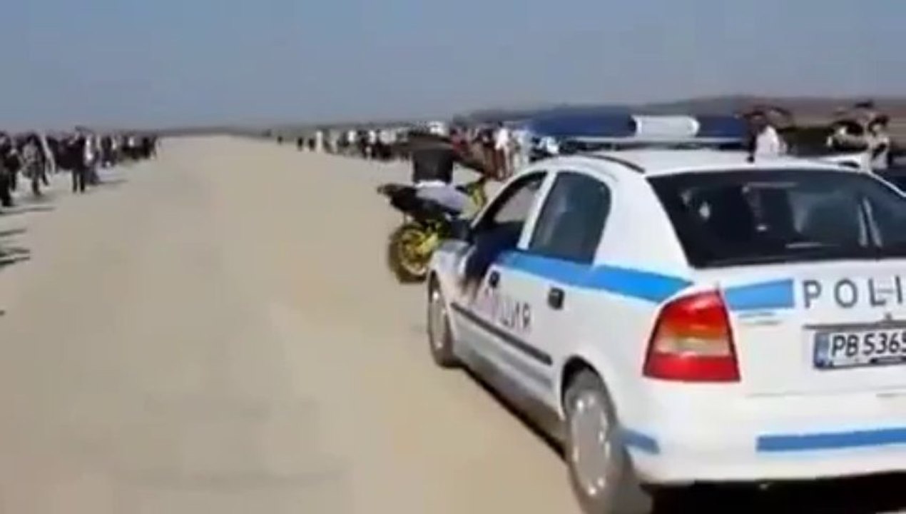 Un motard provoque la police en Bulgarie