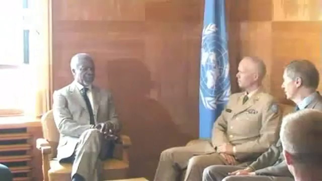 Annan se reúne com o chefe dos observadores na Síria.