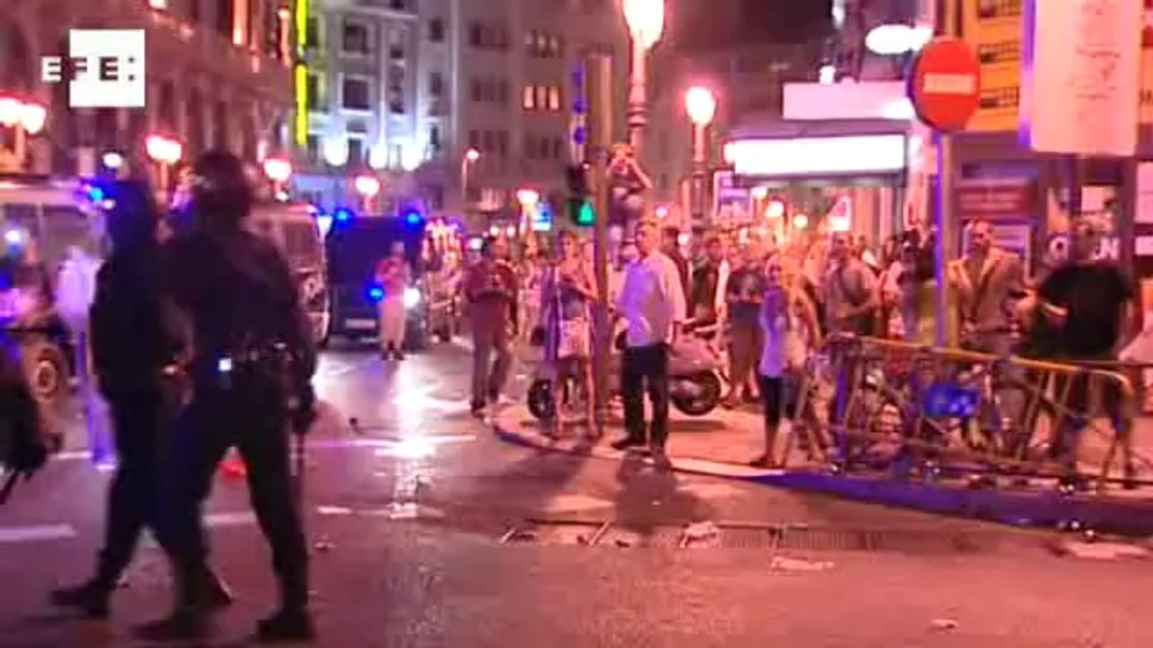 Milhares de pessoas protestam contra cortes na Espanha.