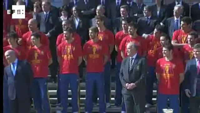 Jogadores da Espanha chegam a Madri e comemoram título com rei Juan Carlos.