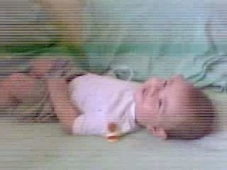 je met ma tétine tt seul dans la bouche