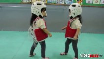 Deux petites filles dans un terrible duel de Taekwondo