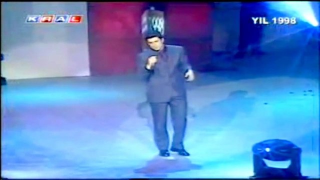 Özcan Deniz Geçmiyor günler (Kral Video Müzik Ödülleri 1998 En Iyi Halk Müzigi Erkek ) by feridi