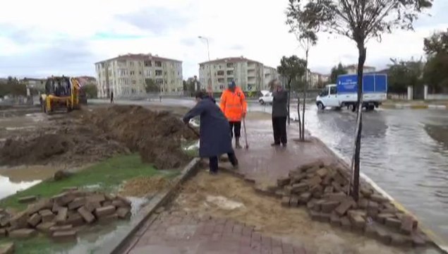 Yağmur yağdı, yollar göle döndü