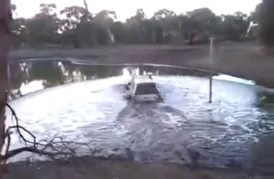 Traverser une mare avec un 4x4... et se noyer! FAIL