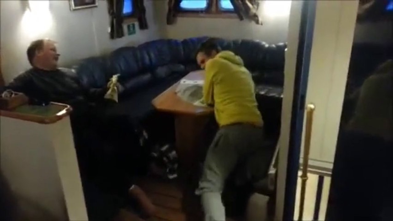 Des vagues violentes retournent l'interieur d'un bateau!