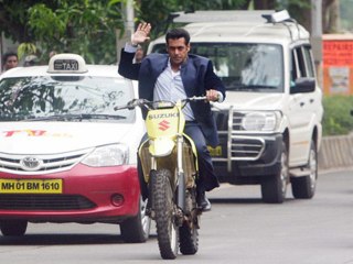 Salman Khan Takes A Bike Ride At Versova Road
