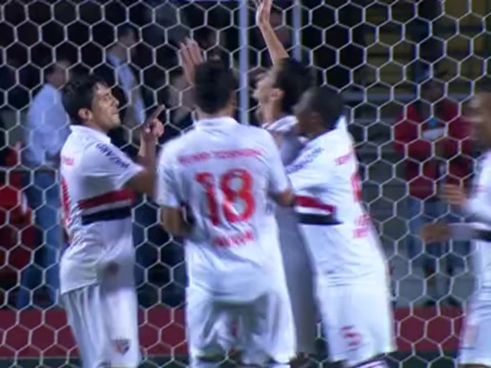São Paulo domina Náutico e se afasta da zona de rebaixamento