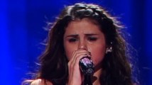 Selena Gomez a les larmes aux yeux durant un concert à New York