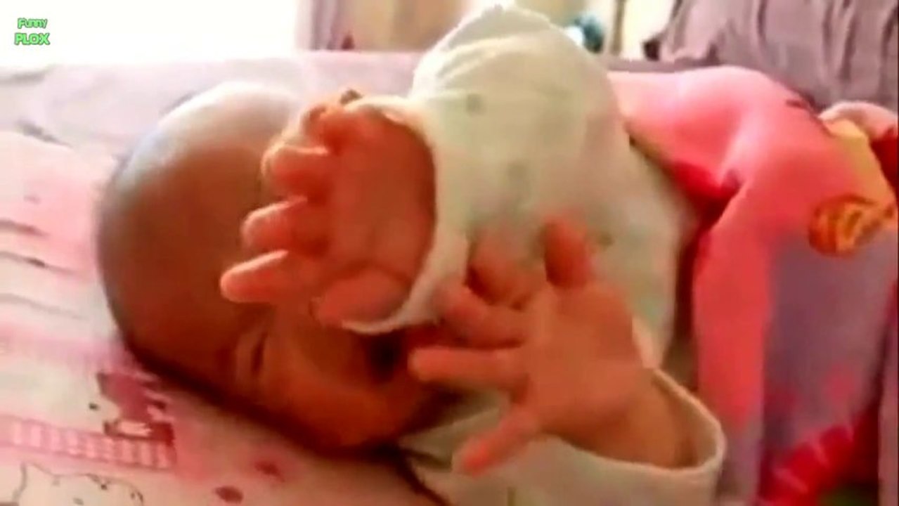 Des bébés ont peur de leurs pets... trop drole!