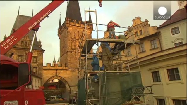 Statue returned to Prague's famous bridge