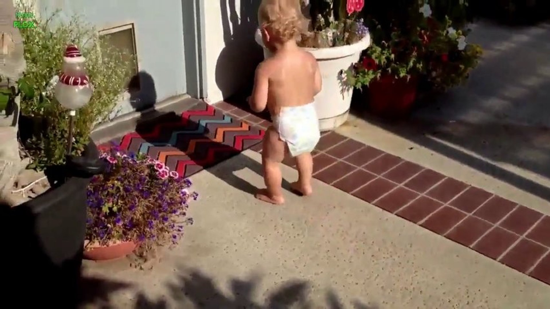 Des Bebes Effrayes Par Leur Ombre Trop Marrant Video Dailymotion