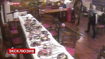 Il essaie de trancher la gorge d'un homme pendant un mariage