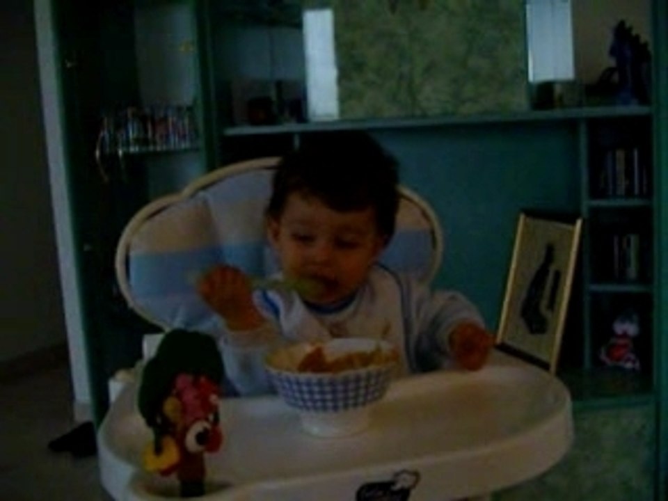 enzo mange tous seul