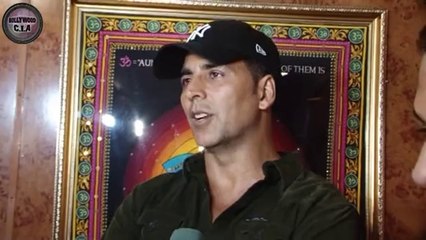 Akshay Kumar gets MOBBED by fans