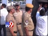 Purandeswari convoy stopped by Vizag JAC