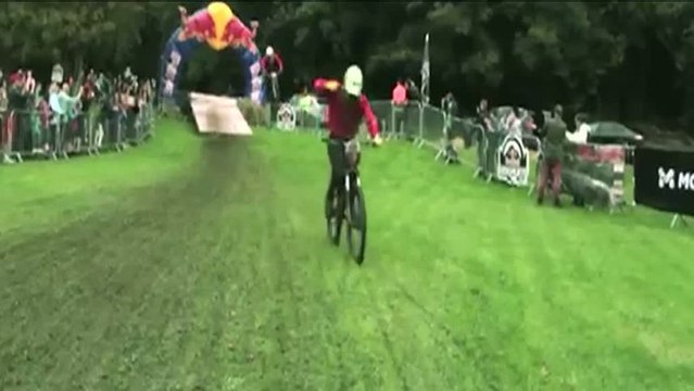 400 riders défient le vététiste Gee Atherton