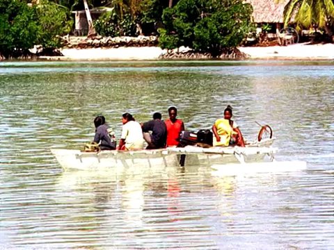 Житель Кирибати бежит от изменения климата