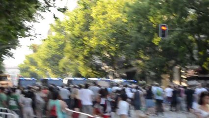 Policia bloquea acceso a Genova 13