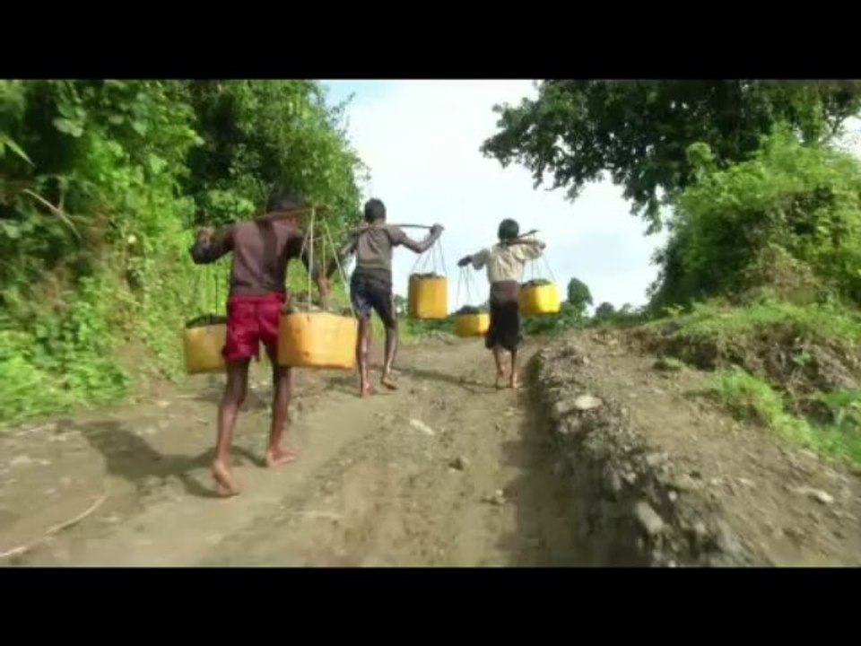 Rohingya children as young as 10 put to work on long shifts collecting stones  وضع الأطفال الروهينجا لا تزيد أعمارهم عن 10 للعمل في نوبات طويلة جمع الحجارة