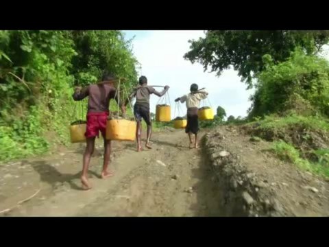 Rohingya children as young as 10 put to work on long shifts collecting stones وضع الأطفال الروهينجا لا تزيد أعمارهم عن 10 للعمل في نوبات طويلة جمع الحجارة