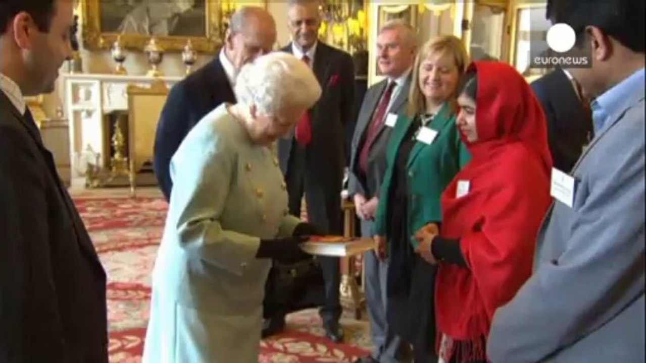 Malala rencontre la reine d'Angleterre