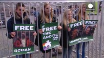 Greenpeace üyeleri Rusya'da bir aydır tutuklu
