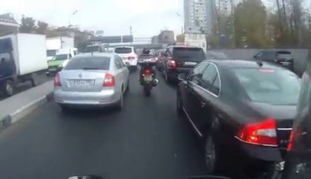 Un motard passe à 2 doigts de la mort.. et du camion!