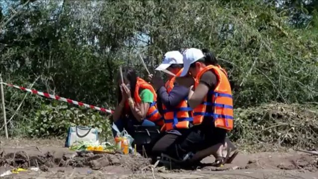 Relatives of Laos air disaster victims mourn at crash site